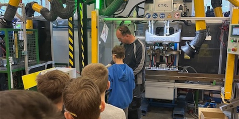 Gyárlátogatás Apostagon